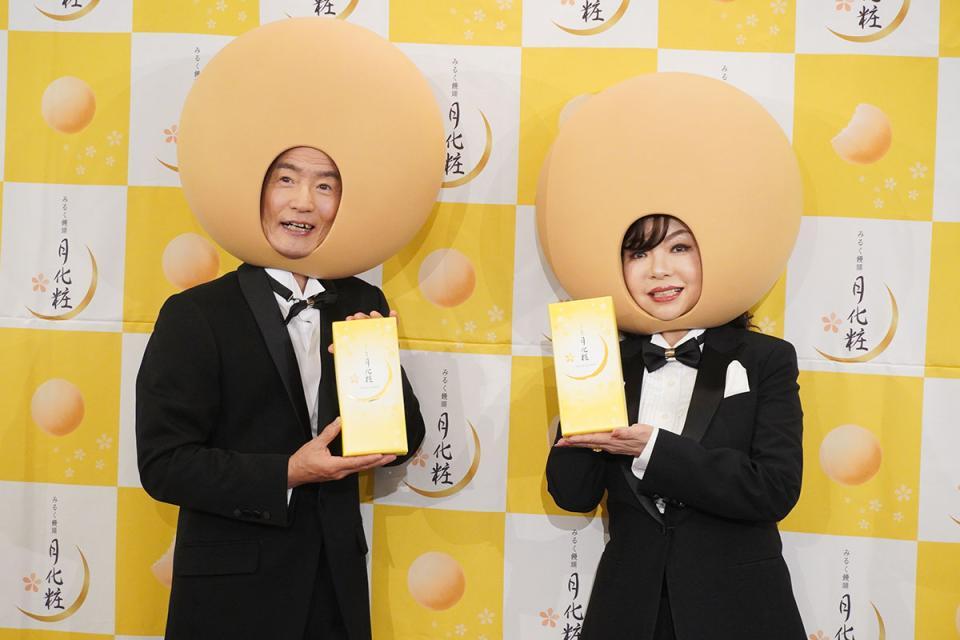 　「みるく饅頭 月化粧」の新ＣＭ発表会に登場した大平サブローとハイヒール・モモコ（４月２３日／大阪市内）