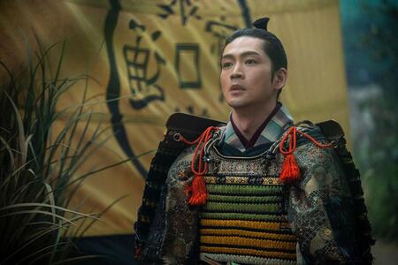 『豊臣兄弟！』第15回より。織田信長に威圧され、腰を抜かす徳川家康（松下洸平）（C）NHK