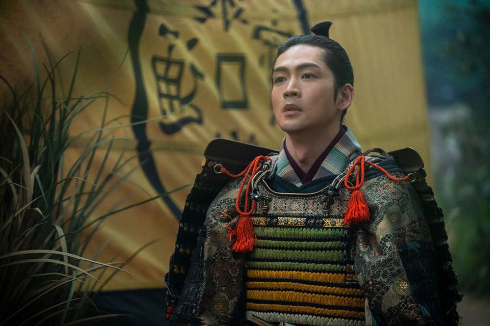 『豊臣兄弟！』第15回より。織田信長に威圧され、腰を抜かす徳川家康（松下洸平）（C）NHK