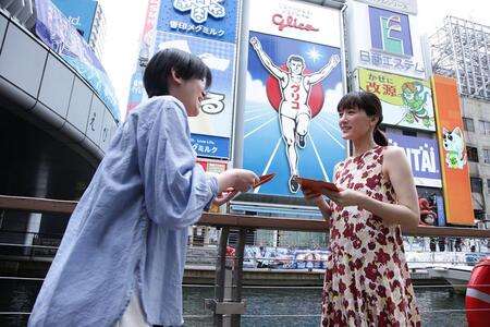 　道頓堀でオレンジ色のラブレターを手渡しする綾瀬はるか（４月２４日／大阪市内）
