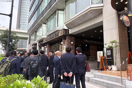 　「サントリービル屋上ビアガーデン」にオープン前から多くの会社員が集う様子（Ｌｍａｇａ.ｊｐ撮影）