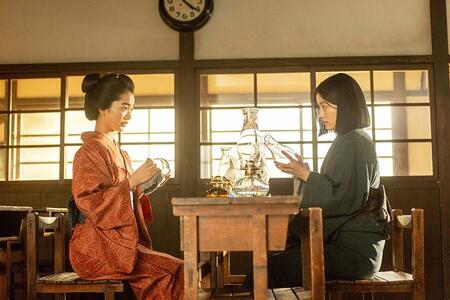 　『風、薫る』第２２回より。ガラスを拭きながら話すりん（写真左、見上愛）と直美（写真右、上坂樹里）　©ＮＨＫ