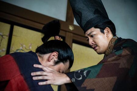『豊臣兄弟！』第16回より。「比叡山焼き討ち」を実行した明智光秀（写真左、要潤）を責める15代将軍・足利義昭（写真右、尾上右近）（C）NHK