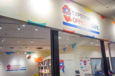 　「ＥＸＰＯ２０２５ オフィシャルカフェ らぽっぽリンクス梅田店」（大阪市北区）外観（４月２７日撮影／Ｌｍａｇａ.ｊｐ）