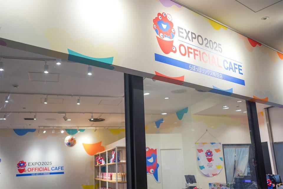 　「ＥＸＰＯ２０２５ オフィシャルカフェ らぽっぽリンクス梅田店」（大阪市北区）外観（４月２７日撮影／Ｌｍａｇａ.ｊｐ）