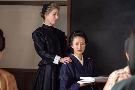 　『風、薫る』第２６回より。次の課題として、生徒たちに「清潔を保つため、髪型を変えなさい」と命じる教師・バーンズ（エマ・ハワード）　©ＮＨＫ