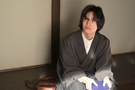 『風、薫る』第27回より。瑞穂屋で遭遇したシマケンこと島田（佐野晶哉)（C）NHK