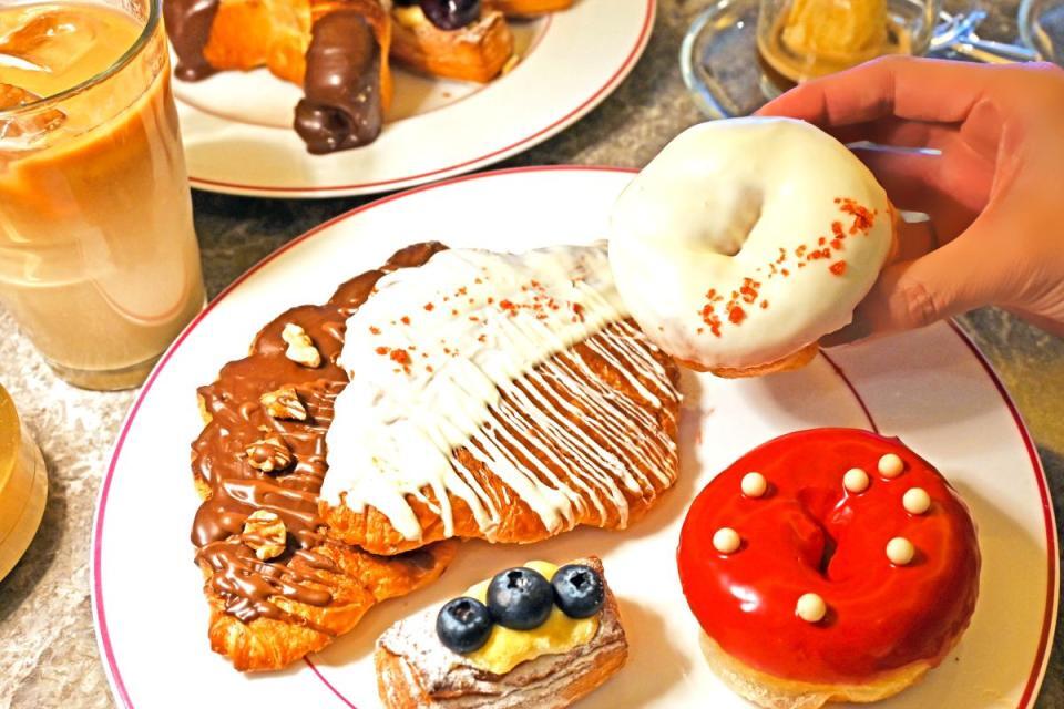 　クロワッサンやドーナツなど１５種のパンがカウンターに並び、食べ放題に！好きなパンを堪能しよう「セント レジス ホテル 大阪」