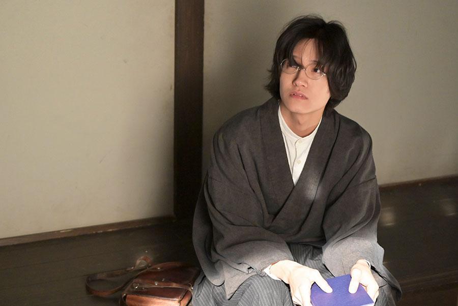 『風、薫る』第27回より。瑞穂屋で遭遇したシマケンこと島田（佐野晶哉)（C）NHK