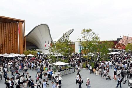 　翼を広げたような形の「クウェート・パビリオン」前のエリアは、会期後半になると近寄れないほどの混雑となった（２０２５年９月２７日／大阪・関西万博）