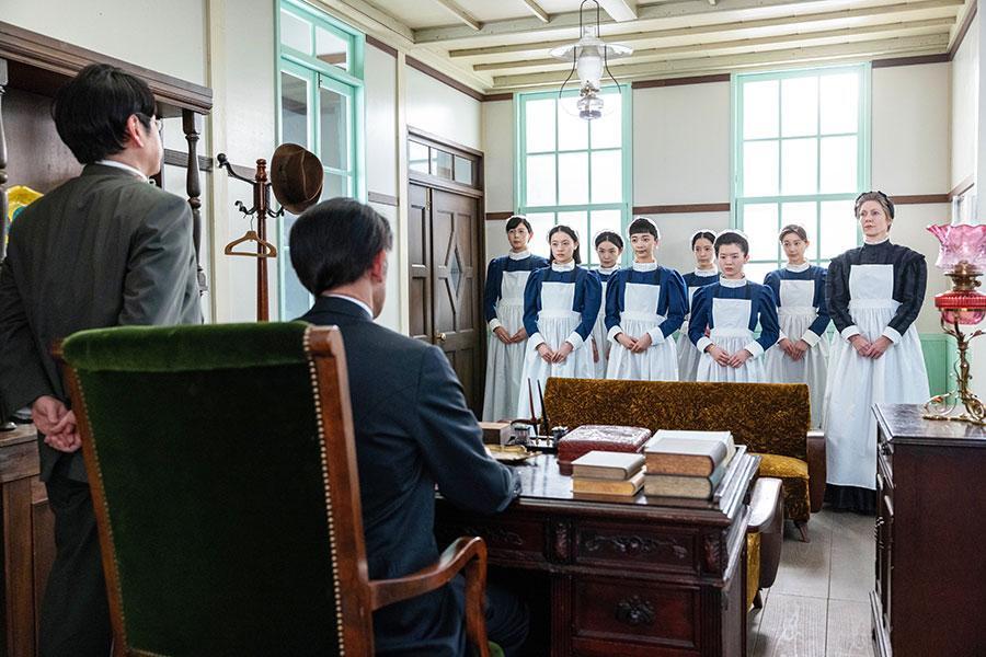 　『風、薫る』第３１回より。帝都医科大学附属病院での実習に臨む直美（写真中央左、上坂樹里）、りん（写真中央右、見上愛）ら生徒たち　©ＮＨＫ