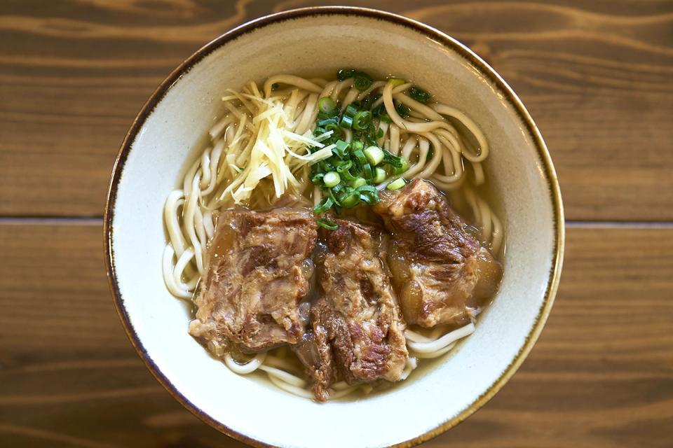 　『阪神のめんそーれ沖縄』に登場する「すば処あじぐくる」のなんこつソーキそば（１４５１円）