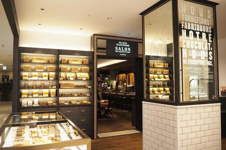 　店頭にはショコラ専門店「ル・ショコラ・アラン・デュカス」とビスケット専門店「ル・ビスキュイ・アラン・デュカス」も併設（Ｌｍａｇａ.ｊｐ撮影）