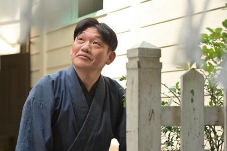 『風、薫る』第32回より。帝都医大病院で用務員として働く柴田万作（飯尾和樹）（C）NHK