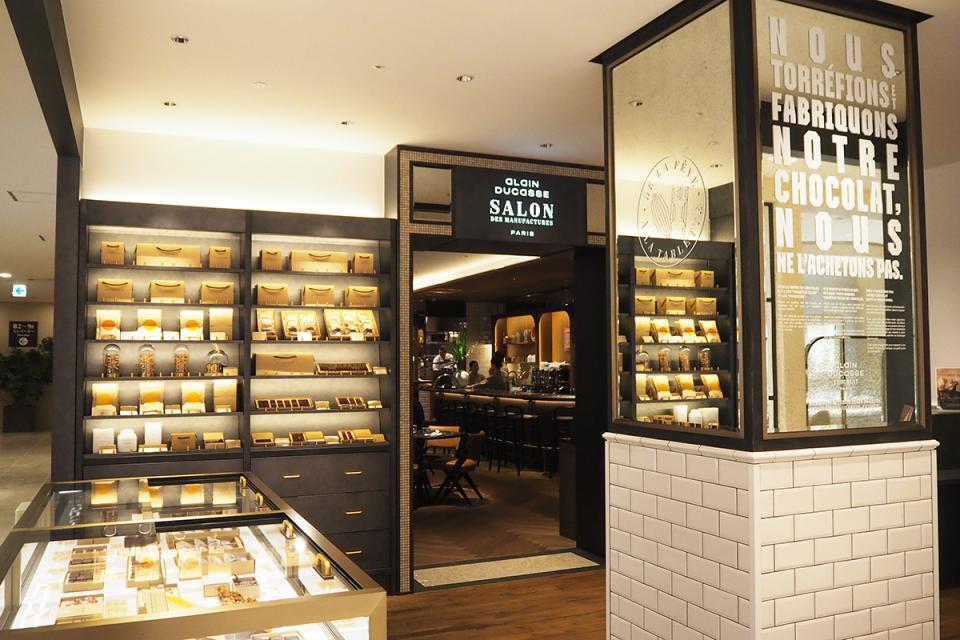 　店頭にはショコラ専門店「ル・ショコラ・アラン・デュカス」とビスケット専門店「ル・ビスキュイ・アラン・デュカス」も併設（Ｌｍａｇａ.ｊｐ撮影）