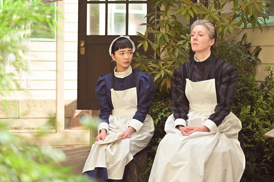 『風、薫る』第32回より。教師・バーンズ（写真右、エマ・ハワード）に相談するりん（写真左、見上愛）（C）NHK