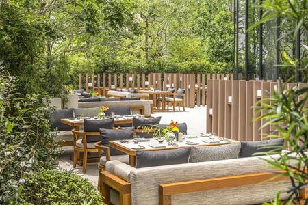「フォーシーズンズホテル大阪」（大阪市北区）1階レストラン「Jardin（ジャルダン）」のテラス席