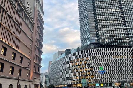 　大阪・梅田で向かい合う２つの百貨店。写真左から、阪急うめだ本店、阪神梅田本店