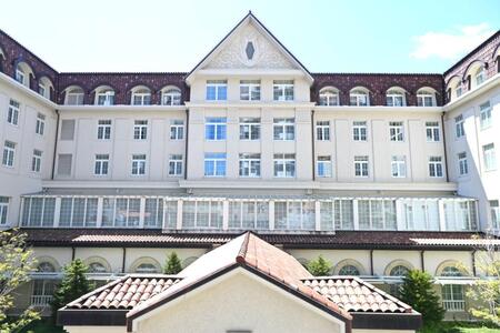 　現在の「宝塚ホテル」。旧ホテルの建築意匠などは受け継がれているものも（２０２６年４月／宝塚ホテル　Ｌｍａｇａ.ｊｐ編集部撮影）