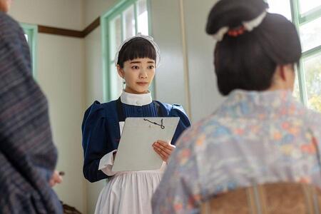 『風、薫る』第36回より。患者・千佳子の状況を記録するりん（見上愛）（C）NHK