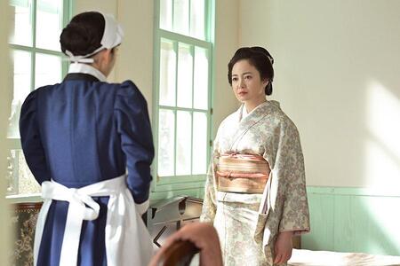 『風、薫る』第36回より。りん（写真左、見上愛）を叱責する患者・千佳子（写真右、仲間由紀恵）（C）NHK