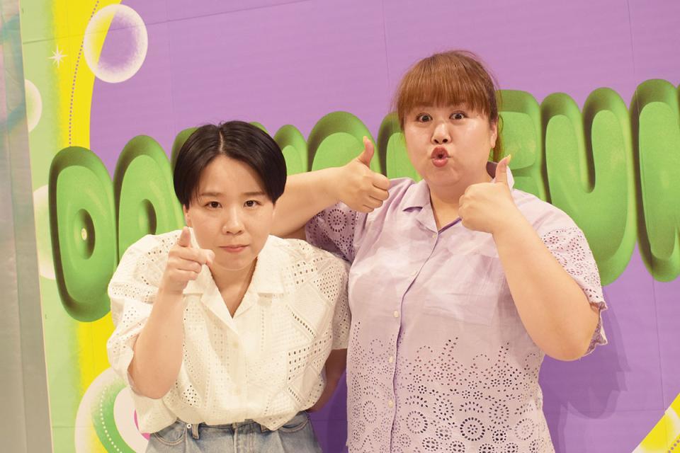 囲み取材にこたえる天才ピアニストの2人。左から竹内知咲、ますみ（5月17日・よしもと漫才劇場）