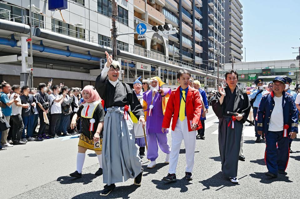 『日本橋ストリートフェスタ2026』のパレードにて、横山市長ら（5月17日12時頃／日本橋筋商店街）撮影／バンリ