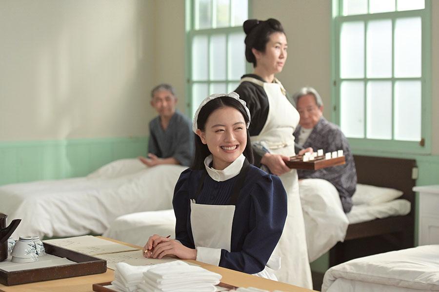 　『風、薫る』第３７回より。外科副教授・藤田に笑顔を向ける直美（上坂樹里）　©ＮＨＫ