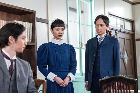 　『風、薫る』第３９回より。りんをフォローして、外科教授・今井に進言する教授助手・黒川。写真左から、今井（古川雄大）、りん（見上愛）、黒川（平埜生成）　©ＮＨＫ
