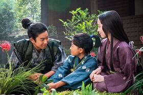 　『豊臣兄弟！』第１９回より。庭で嫡男・与一郎（写真中央、高木波瑠）、妻・慶（写真右、吉岡里帆）と話す小一郎（写真左、仲野太賀）©ＮＨＫ