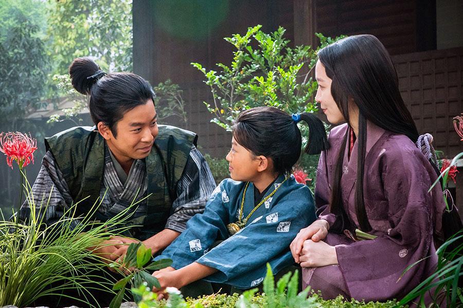 　『豊臣兄弟！』第１９回より。庭で嫡男・与一郎（写真中央、高木波瑠）、妻・慶（写真右、吉岡里帆）と話す小一郎（写真左、仲野太賀）©ＮＨＫ
