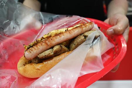 　「ミックスエッグ」（７５０円）手作りハンバーグ、ソーセージ、玉子を贅沢にサンドした人気メニュー（Ｌｍａｇａ.ｊｐ撮影）