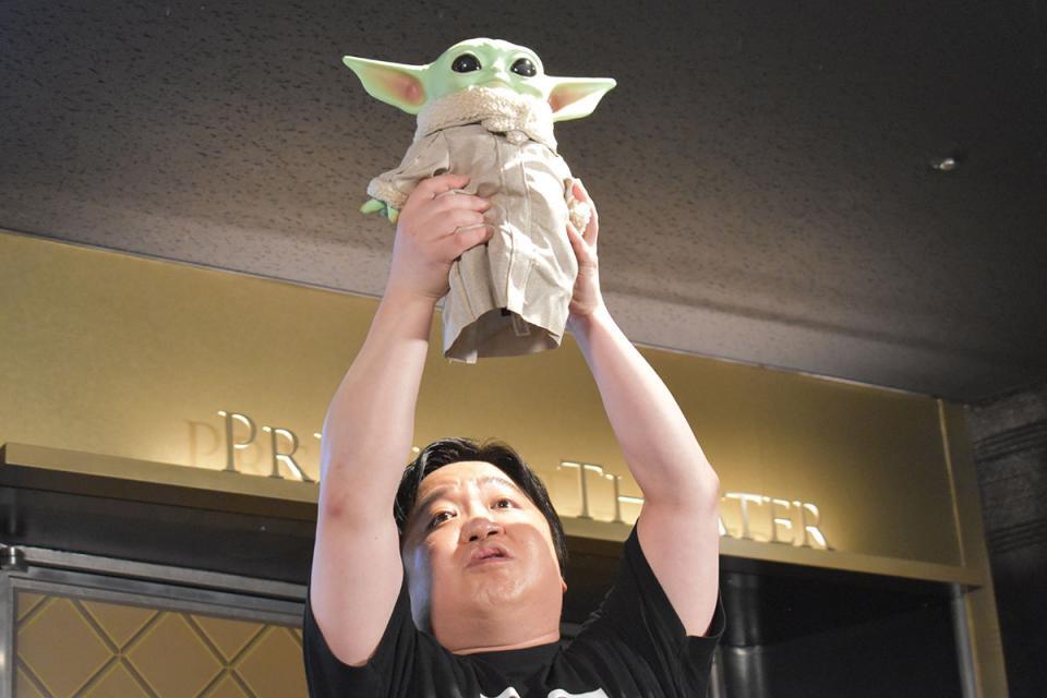 　『スター・ウォーズ／マンダロリアン・アンド・グローグー』イベントで、グローグーを掲げるニッポンの社長・ケツ（５月２１日・大阪市内）