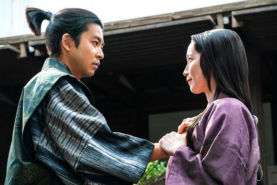 　『豊臣兄弟！』第１９回より。小一郎（仲野太賀）にようやく心を開いた妻・慶（吉岡里帆）　©ＮＨＫ