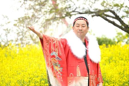 自身が手がけた盆踊りソング『あいわずぼーんとぅ盆踊り』に合わせ踊るレイザーラモンＲＧ（４月１３日／Ｌｍａｇａ.ｊｐ撮影）