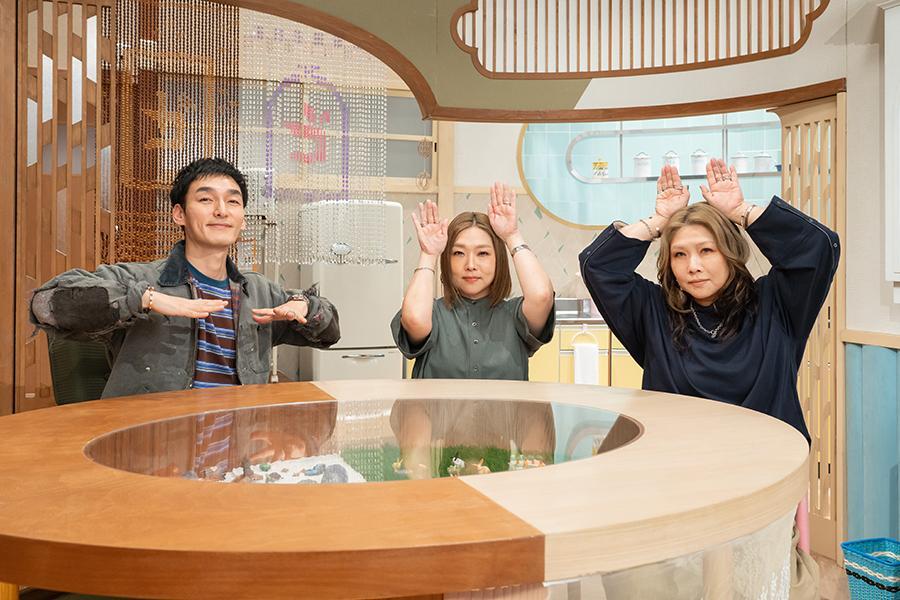 左から『草�gやすともの うさぎとかめ』に出演する草�g剛、海原やすよ、海原ともこ（Lmaga.jp撮影）