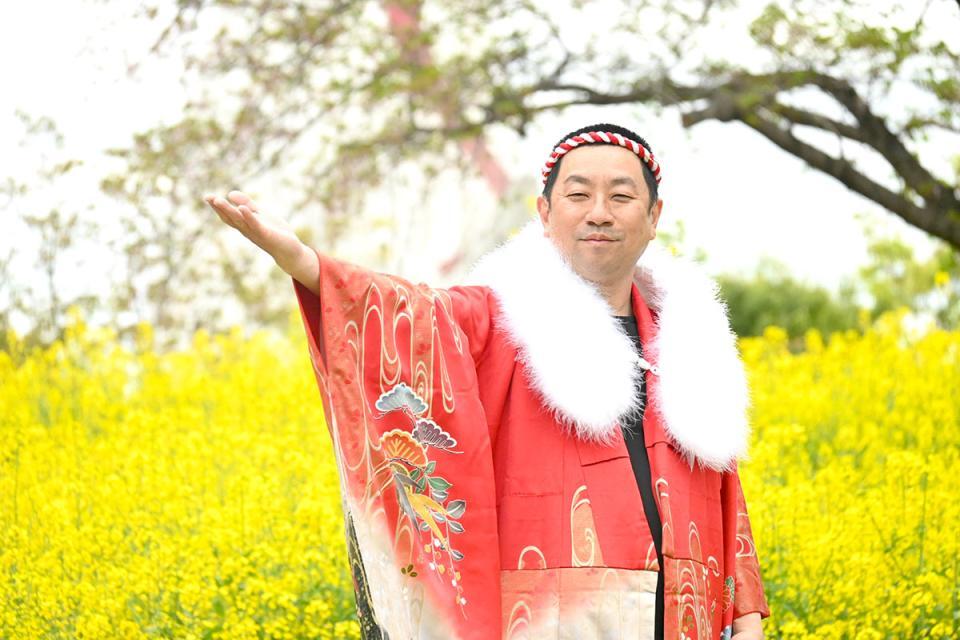 自身が手がけた盆踊りソング『あいわずぼーんとぅ盆踊り』に合わせ踊るレイザーラモンＲＧ（４月１３日／Ｌｍａｇａ.ｊｐ撮影）