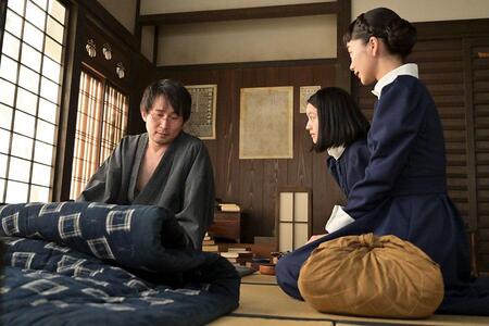 『風、薫る』第43回より。看病婦・フユの家を訪問し、夫・永田康介（写真左、じろう）と話す直美（写真中央、上坂樹里）とりん（写真左、見上愛）（C）NHK