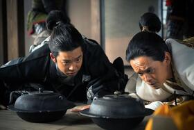 『豊臣兄弟！』第20回より。2つの茶器「平蜘蛛」のうち、どちらが本物か見極めようとする小一郎（写真左、仲野太賀）と兄・羽柴秀吉（写真右、池松壮亮）(C)NHK