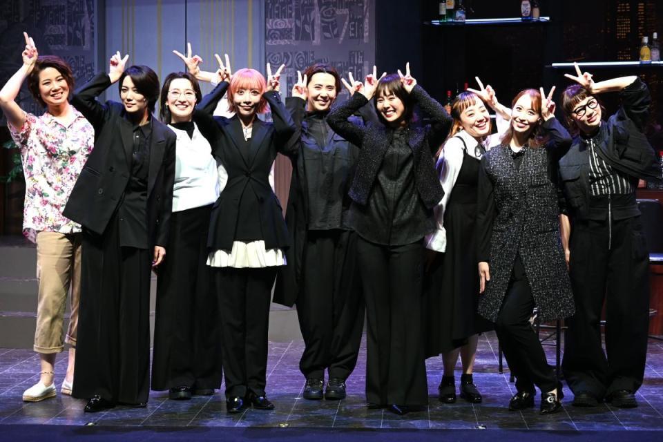 舞台『MISSDIRECTION』出演者たちが「令和ピース」披露(5月27日 梅田芸術劇場 シアタードラマシティ/ Lmaga.jp編集部撮影)