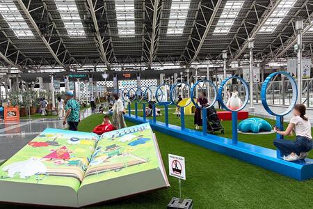 　ＪＲ大阪駅・大阪ステーションシティ ５階｢時空の広場｣に登場した作品群（Ｌｍａｇａ.ｊｐ撮影）