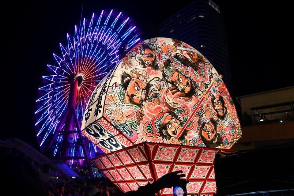 　青森県弘前市の「弘前ねぷた」がポートタワーなど神戸の夜景と競演(５月２９日 神戸ハーバーランド/Ｌｍａｇａ.ｊｐ編集部撮影)