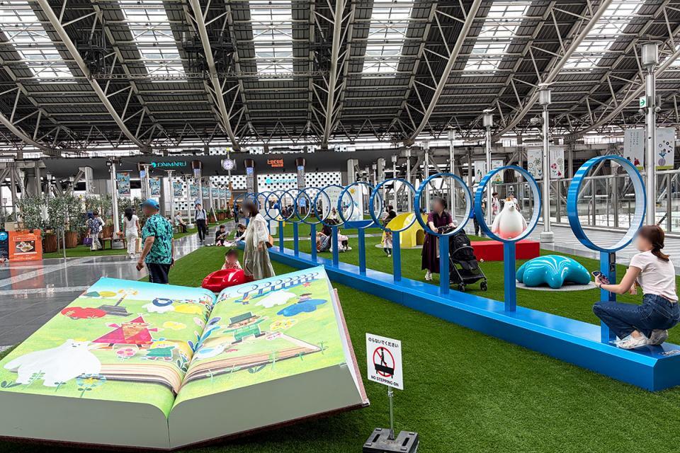 　ＪＲ大阪駅・大阪ステーションシティ ５階｢時空の広場｣に登場した作品群（Ｌｍａｇａ.ｊｐ撮影）