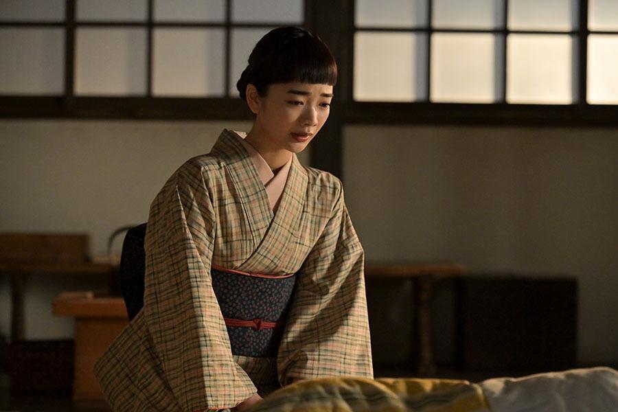　『風、薫る』第４６回より。寮で寝込むゆきに寄り添うりん（見上愛）　©ＮＨＫ