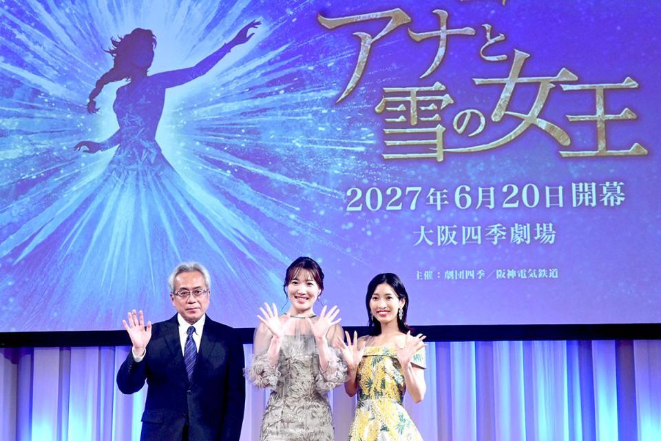 　劇団四季『アナと雪の女王』の会見にて（左から）劇団四季の代表取締役・吉田智誉樹氏、中原詩乃、海沼千明（６月１日・大阪市内）