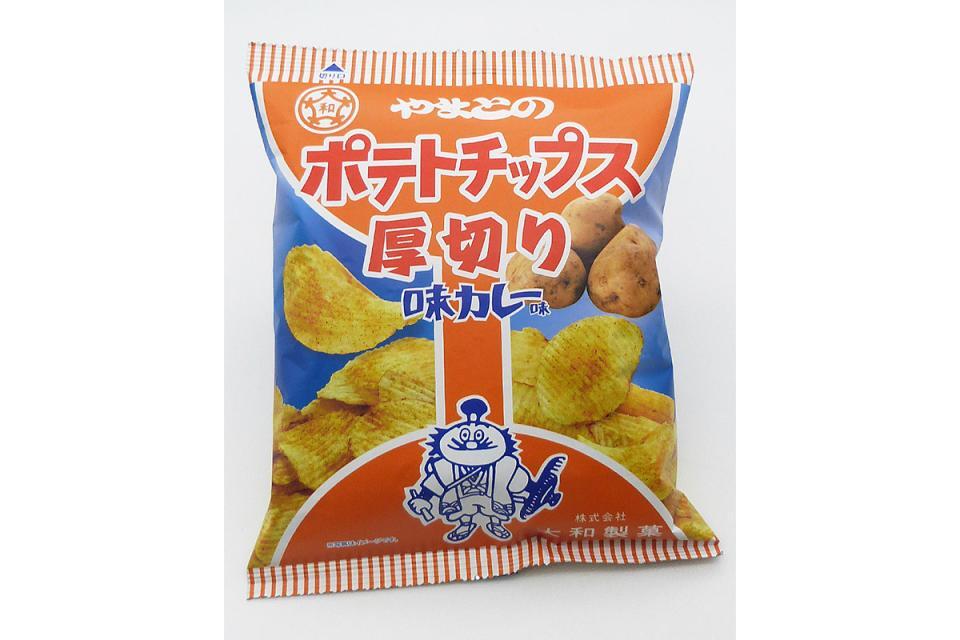 　『１００ポテチ』に登場するやまとのポテトチップス厚切り 味カレー（大和製菓）