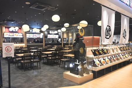 　１８３席を擁するフードコート「和食 ｗａｓｈｏｋｕ」（５月２９日撮影／関西国際空港第１ターミナル国際出国エリア）