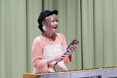 　「オトビバ」で「この曲かな？」と、子どもからリクエストされた耳コピするハラミちゃん（６月３日撮影）