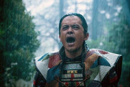 　『豊臣兄弟！』第２２回の場面より。雨のなか、慟哭する羽柴秀吉（池松壮亮）　©ＮＨＫ