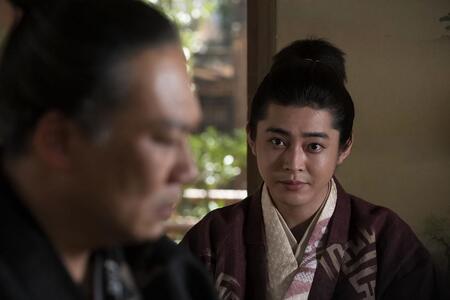 　『豊臣兄弟！』第２１回より。別所賀相（写真左、田中美央）に尋ねる小寺官兵衛（写真右、倉悠貴）©ＮＨＫ